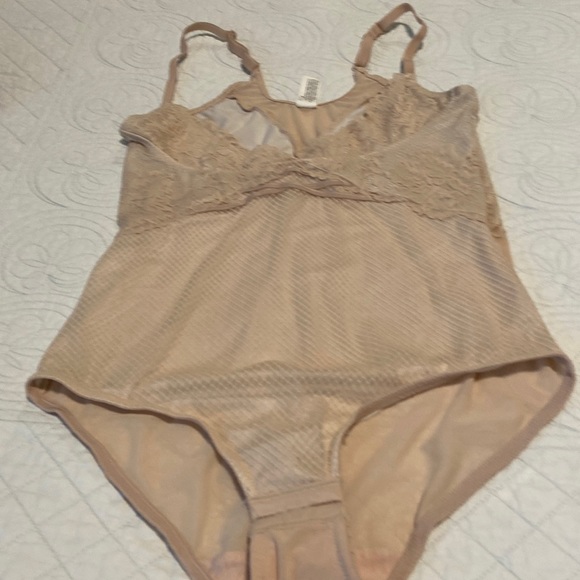 Ladies bodysuit need bra size S/P. New never worn - Picture 1 of 5